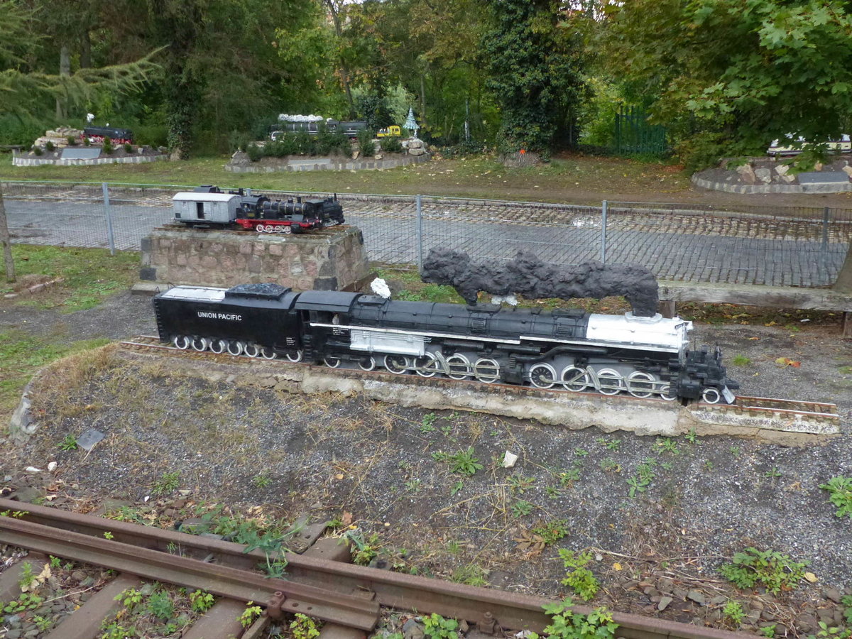 Die Big Boy als 1:10 Steinmodell, am 28.09.2019 am ehemaligen Bahnhof Gerbstedt.