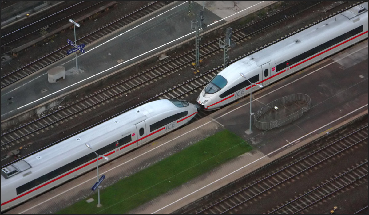 Die Bilddiagonale -

ICE-Durchfahrt im Bahnhof Köln-Deutz.

06.10.2014 (M)