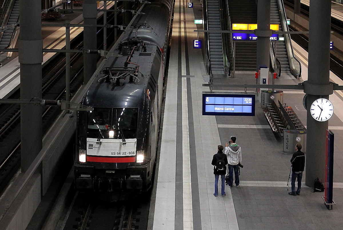 Die Bilder sind im Kasten und die ES 64 U2-036 verläßt 11.08.2012 mit dem EN 300 Berlin Hauptbahnhof nach Malmö Central.