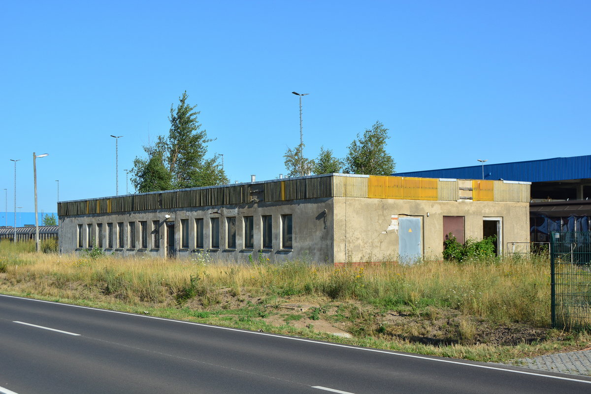Die Birken auf dem Dach lassen nur erahnen wie lange das ehemalige Empfangsgebäude von Niedergörne schon leer steht. Durch den Bau des Kernkraftwerks ab 1972 wurde die Strecke für den Güter und Personenverkehr 1977 neuaufgebaut und erlangte durch die Großbaustelle und die vielen Arbeiter eine wichtige Bedeutung. Nach der Wende wurde der Bau des Kernkraftwerks eingestellt. Bis 1995 verkehrten hier noch Personenzüge zuletzt noch 2 Zugpaare am Tag.

Niedergörne 23.07.2019
