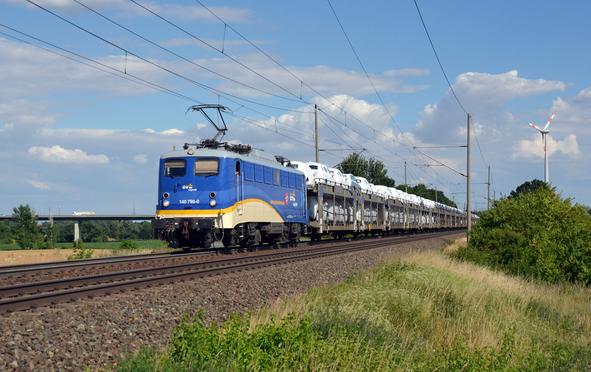 Die bisher neueste Lok der Reihe 140 bei der EVB ist 140 798. Am 27.06.18 führt sie einen BLG-Autozug durch Niederndodeleben Richtung Braunschweig.