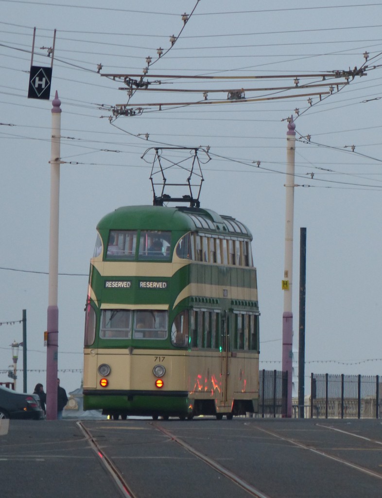 Die Blackpool Doppelstock-Tram 717 war heute für eine Privatfahrt gebucht. Das Fahrzeug vom Typ Balloon Tram stammt aus dem Jahre 1934. Leider gelang mir nur ein Schnappschuss und Nachschuss. 18.3.2015