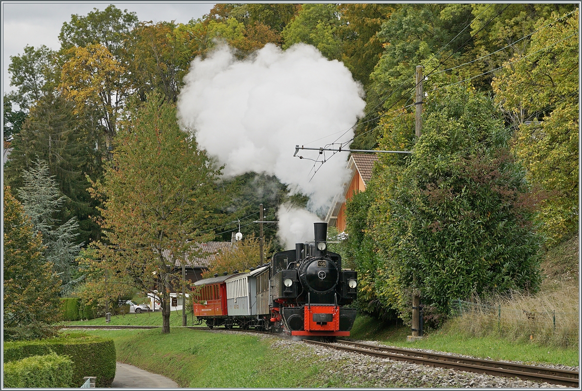 Die Blätter werden langsam bunt und die Temperaturen sinken, beste Voraussetzungen für schöne  Rauchfahnen , auch wenn das Wetter bzw. Licht noch etwas von der Idealform entfernt ist.

Die Blonay-Chamby G 2x 2/2 105 hat mit ihrem Dampfzug Blonay verlassen und fährt nun in Richtung Chamby. 

11. Okt. 2020