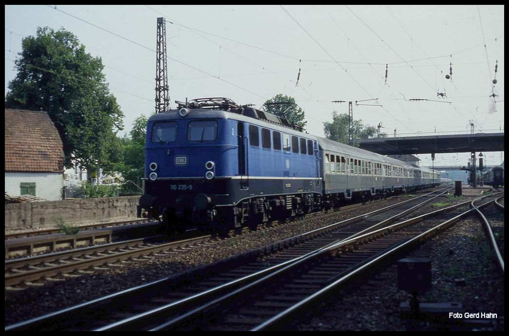 Die blaue 110235 ist hier am 16.7.1991 um 16.26 Uhr in Wiesloch Walldorf mit dem 3418 nach Heidelberg unterwegs.