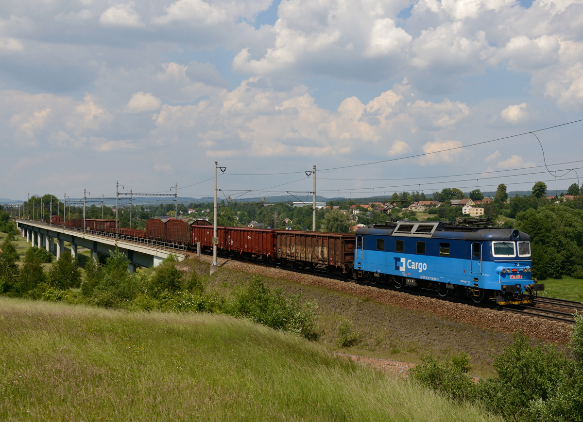 Die blaue 130 026  passierte am Nachmittag des 28. Mai 2018 mit einem Güterzug den Talübergang zwischen Dlouhá Třebová und Česká Třebová.