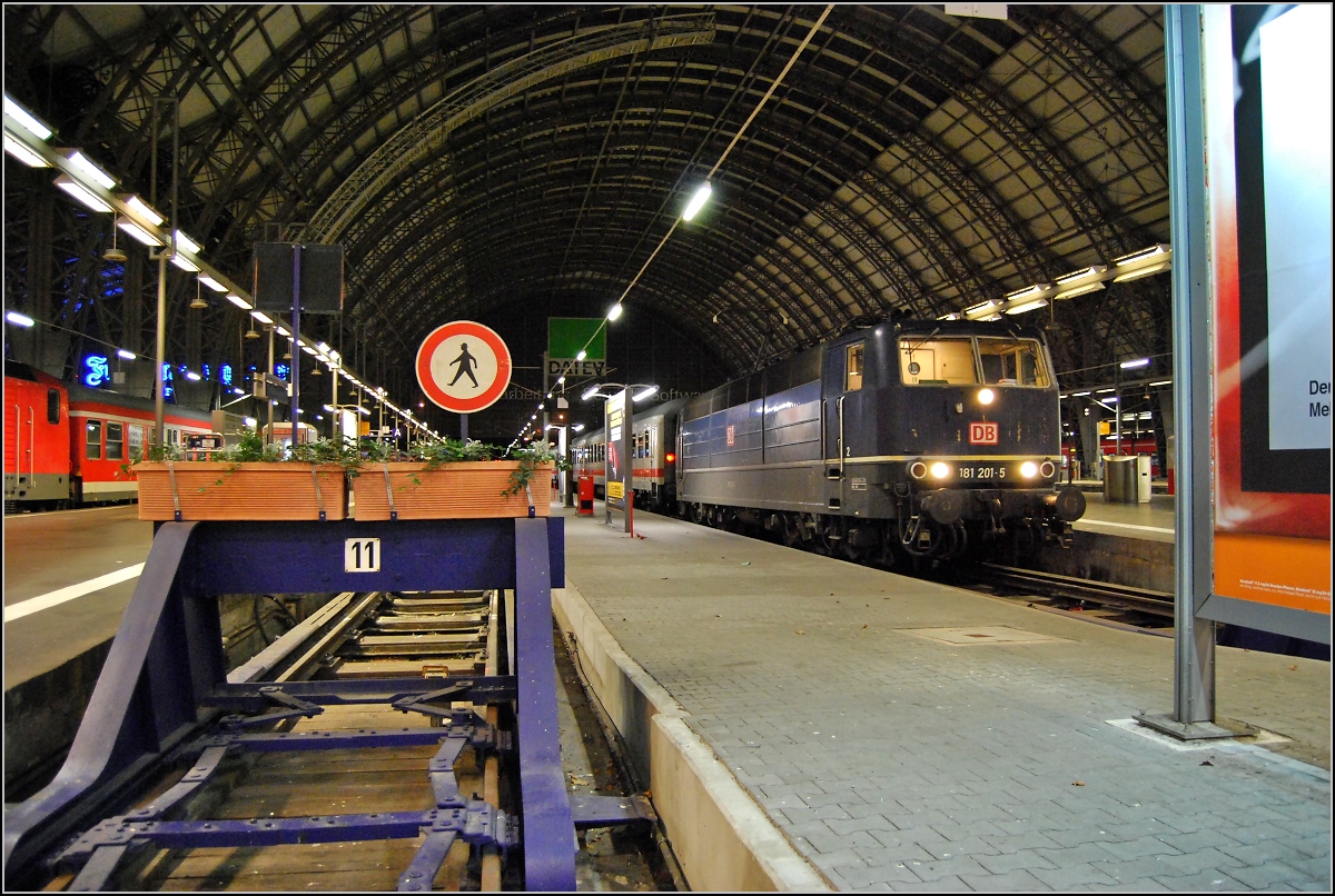 Die blaue 181 201-5 traf gerade in Frankfurt Main, Hauptbahnhof auf Gleis 12 ein (20. Januar 2008, 20:19). 

Ersatz für ein 800-Px-Bild, das alte Bild wird später gelöscht.