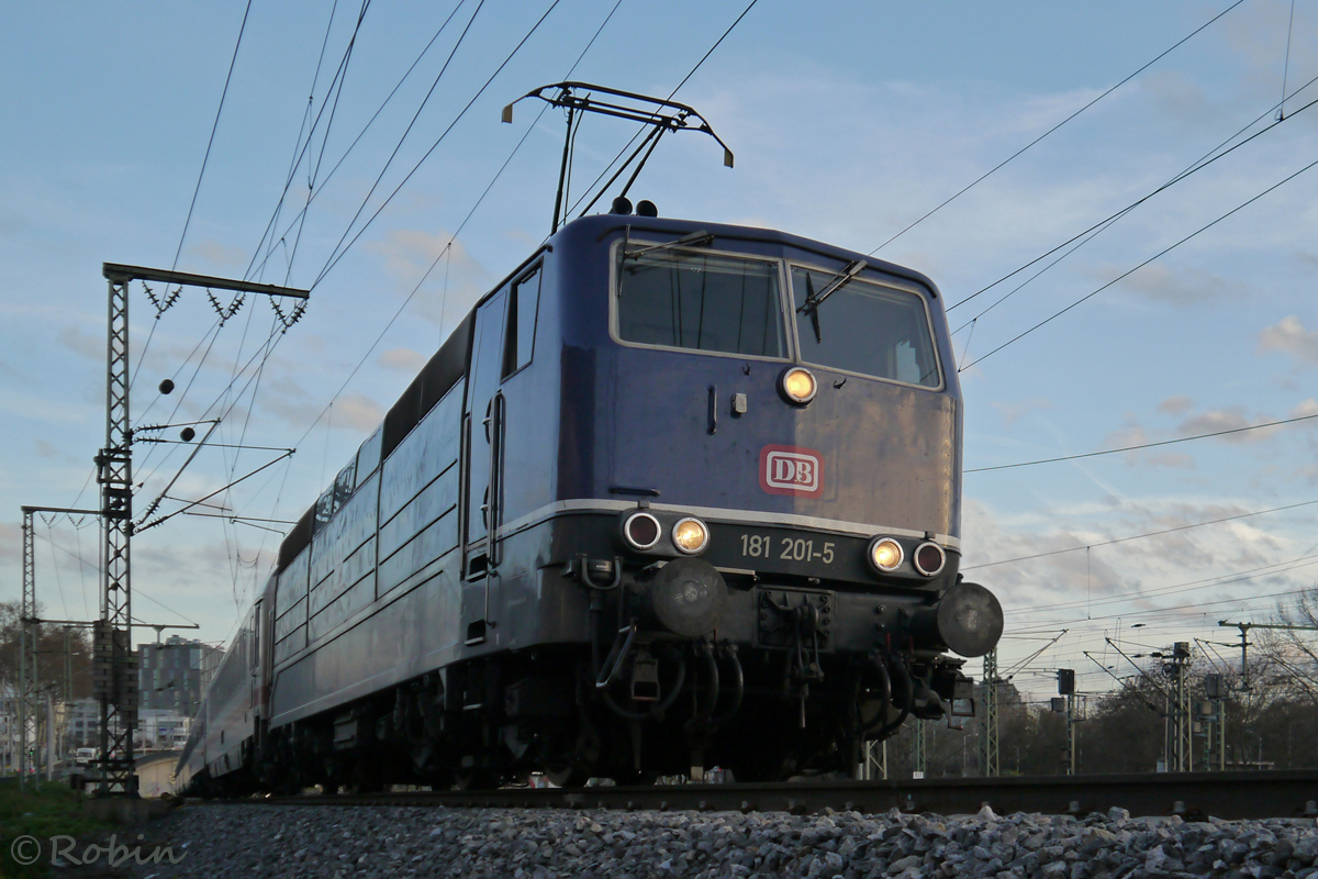 Die blaue 181 201-5 war am 23.12.2013 mal wieder mit dem IC 2056 nach Mannheim gekommen.