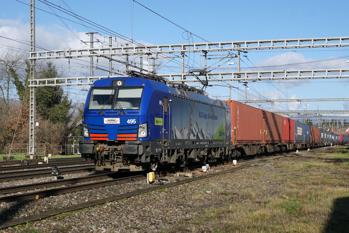 Die blaue BLS-Hupac Vectron 193 495 war am 10. Dezember 2019 mit Zug 40127 bei Herzogenbuchsee in Richtung Süden unterwegs. Die BLS hat vier Loks in dieser Farbgebung.
Foto: Walter Ruetsch 