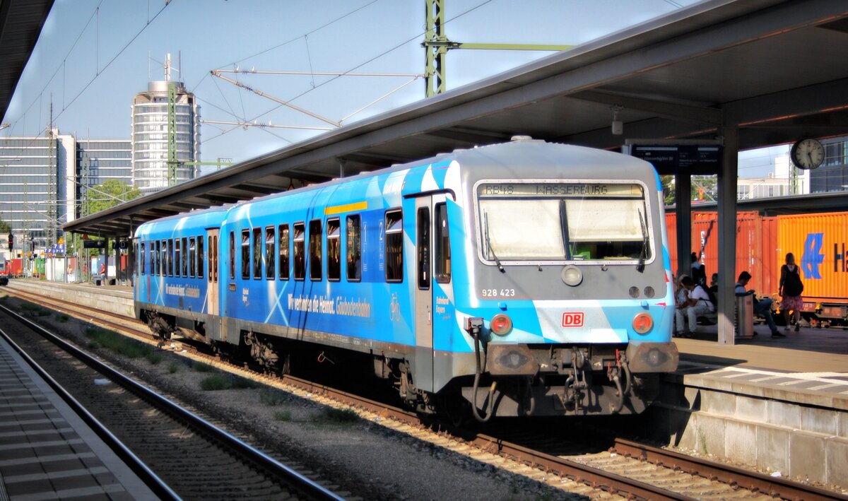 Die blaue Br 628 423 bzw. 928 423 in München Ost kurz vor dem Kuppelvorgang mit einer weiteren 628 um nach Wasserburg zu fahren.