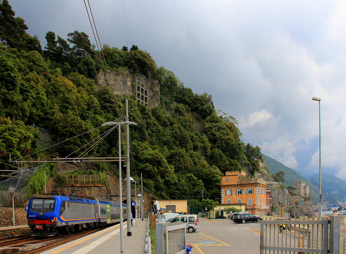 Die blaue E464.704 mit ihren neuen Vivalto-Wagen wechselt das Gleis bei der Einfahrt in Monterosso. 9.Mai 2018  