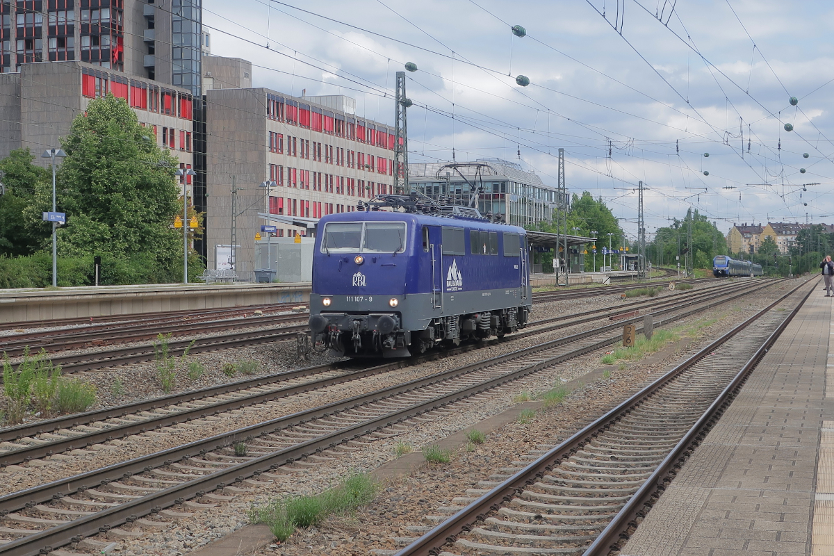 Die blaue Farbe steht ihr gut - der 111 107, welche einst von der Deutschen Bundesbahn beschafft wurde und viele Jahre in München beheimatet war. Ihr neuer Eigentümer Smartrail hat sie an RBL vermietet und ihr das Halterkennzeichen D-Zug gegeben.
München Heimeranplatz, Donnerstag, 13. Juli 2023