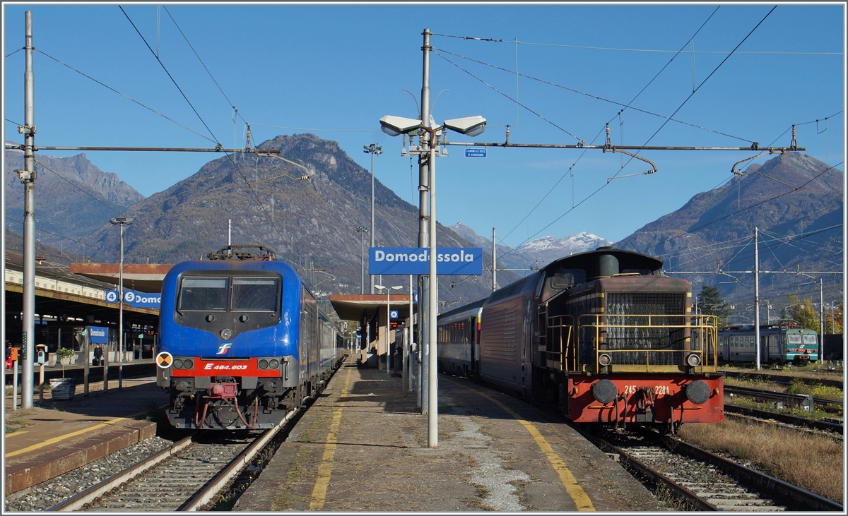 Die blaue FS Trenitalia E 464 603 steht mit einem Nahverkehrszug nach Novara in Domodossola und die FS Trentitalia D 245 2284 zieht die im Gleichstrombereich angekommene SBB Re 460 vom EXPO MILANO Extrazug. Im Hintergrund ist noch ein Ale 724 zu erkennen. 

26. Okt. 2015