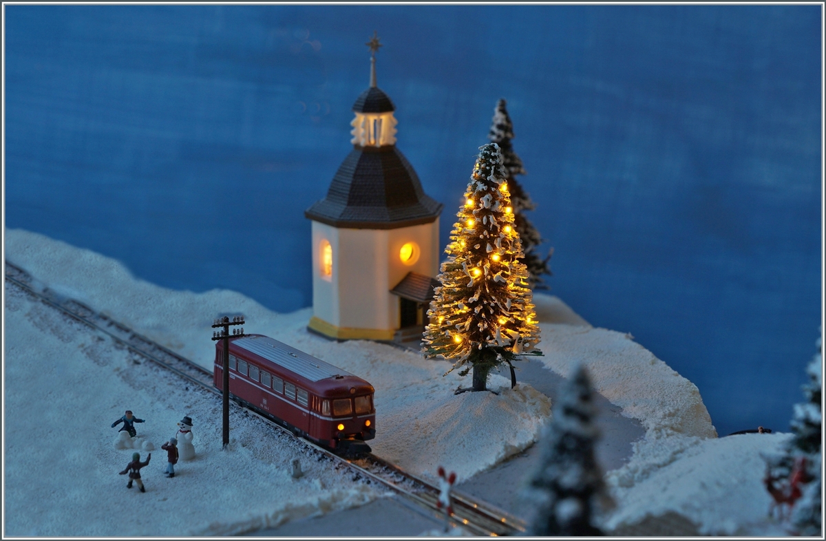 Die  blaue Stunde  ist echt, alles andere Modellbau*...

Vorbei an der  Stille Nacht  Kapelle und einen beleuchtendm Christbaum fährt ein Schienenbus (Märklin mini-club, Z Massstab 1:220) durch den frühen Winterabend. 

* bzw. Bildbearbeitung

19. Dezember 2020