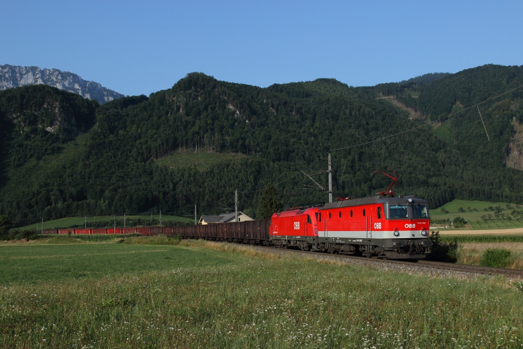 Die blitzblanke BB 1144 093 und eine 1216 bespannen am 07.08.13 einen Errzug von Spielfeld nach Linz. Hier kurz vor Micheldorf.