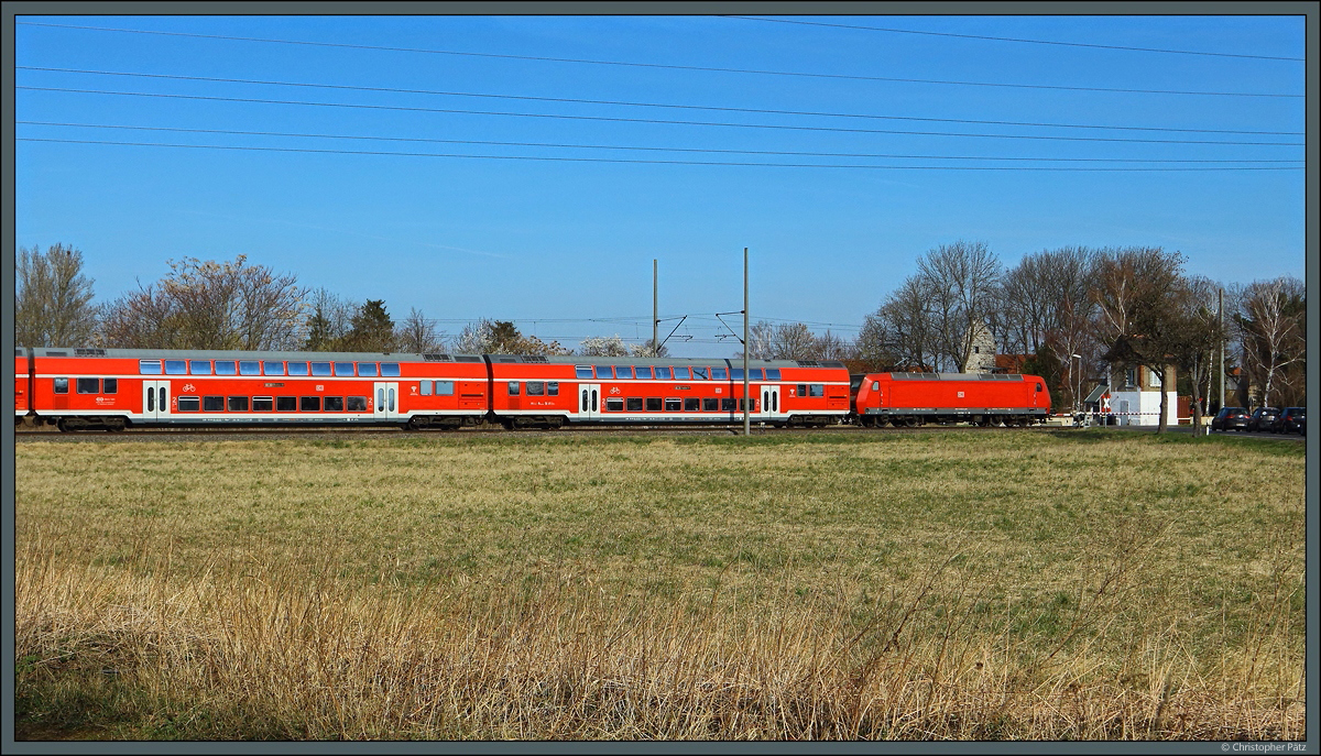 Die Blockstelle Braschwitz bedient auch die mechanischen Vollschranken an der viel befahrenen Kreisstraße. 146 022 ist mit dem RE 30 unterwegs von Halle nach Magdeburg. (26.03.2022)