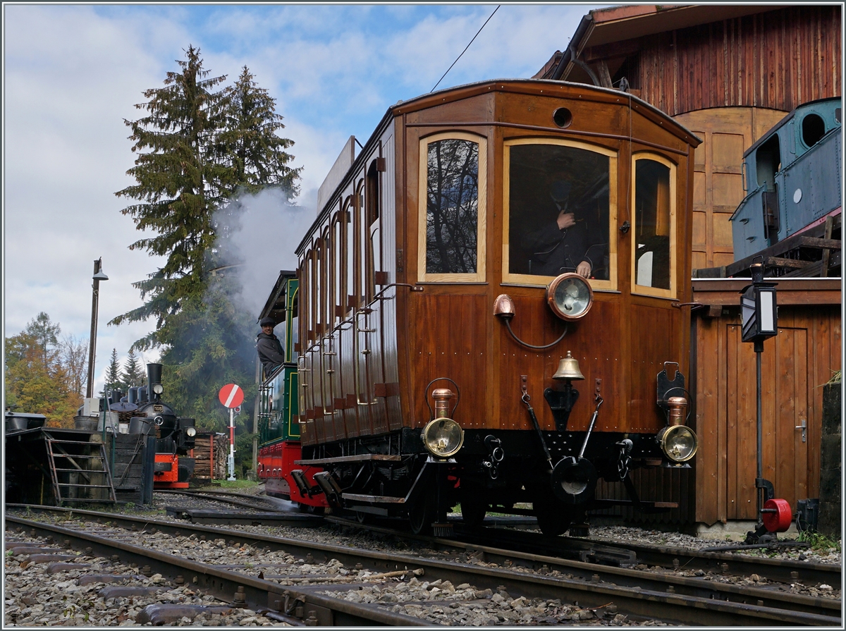 Die Blonay-Chamby Bahn beendet die Saison 2020 mit viel Dampf, wobei mir diese herrliche Komposition aus A-L Steuerwagen und G 2/2 N° 4  Rimini  besonders gefiel. Der Zug ist als Zubringer zur MOB von Chaulin nach Chamby unterwegs und konnte bei der Ausfahrt in Chaulin fotografiert werden. 

24. Okt. 2020