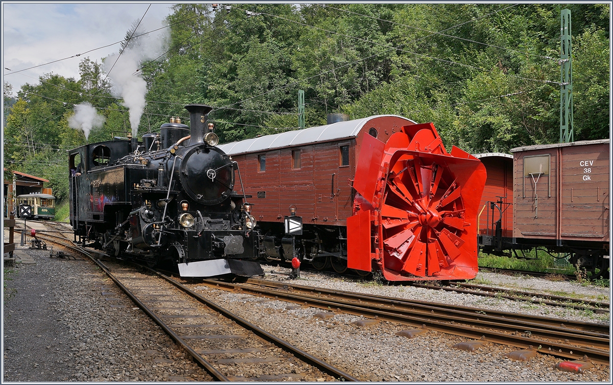 Die Blonay Chamby Bahn BFD HG 3/4 N° 3 rangiert neben der Bernia Bahn Dampfschneeschleuder in Chaulin. 

1. Sept. 2019