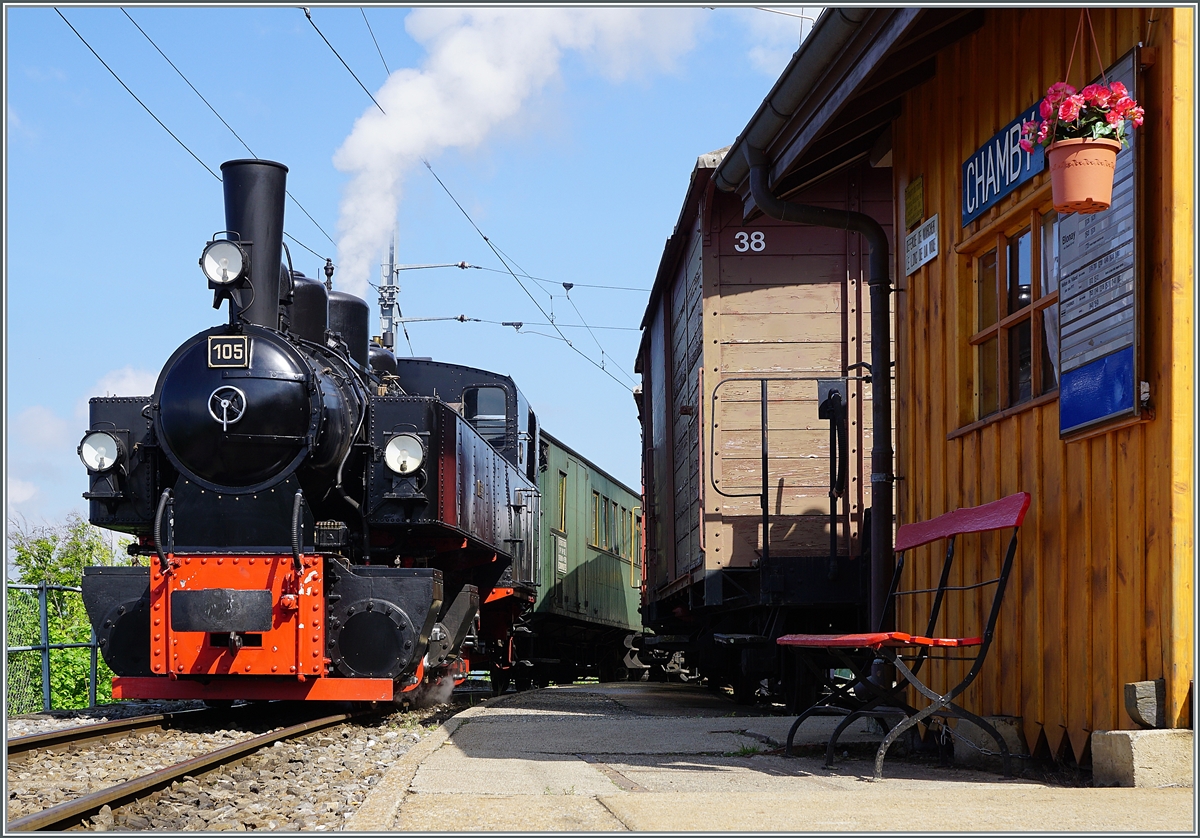 Die Blonay-Chamby Bahn G 2x 2/2 105 ist mit dem ersten Zug der Saison 2022 in Chamby eingetroffen und wird in Kürze ihren Zug nach Chaulin zurücksetzen. 

7. Mai 2022 
