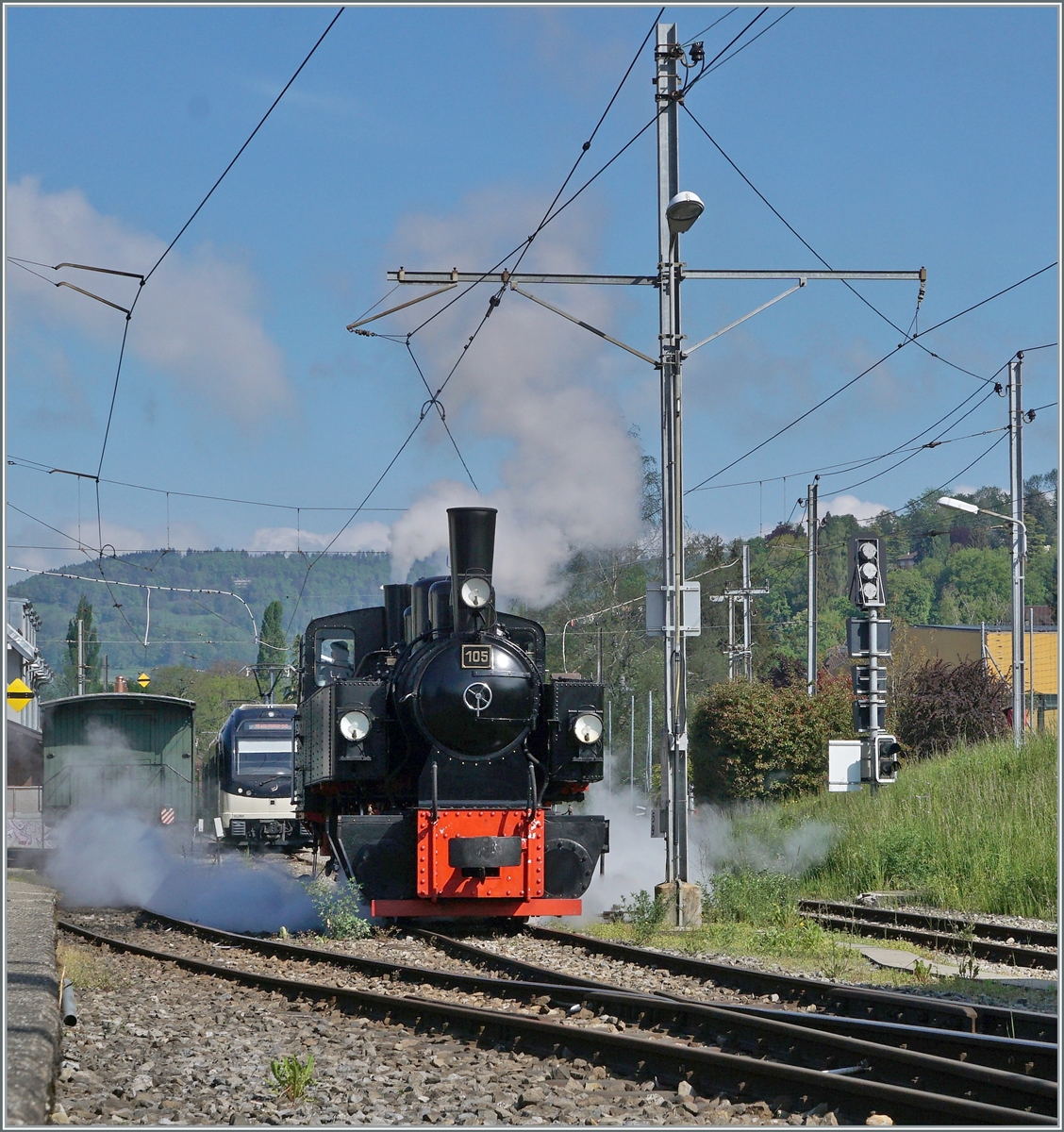Die Blonay-Chamby Bahn Saison ist eröffnet! Und gleich der erste Zug fuhr (abweichend vom Plan) bereits mit Dampf, was wohl auf den starken Andrang zurückzuführen ist. Im Bild rangiert die Blonay-Chamby G 2x 2/2 105, um den ersten Zug von Blonay nach Chaulin zu übernehmen.

7. Mai 2022