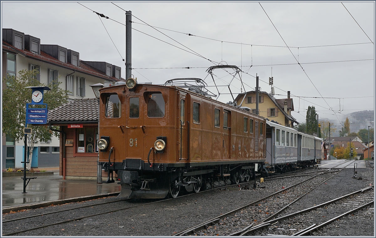 Die Blonay Chamby Bernina Bahn Ge 4/4 81 wartet in Blonay mit einem Reisezug auf die Abfahrt nach Chaulin. 

28. Okt. 2018