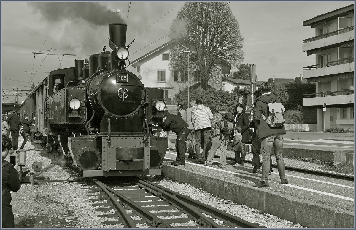 Die Blonay-Chamby G 2x 2/2 105, die mit ihrem Extrazug als eine der letzten Züge überhaupt nach Châtel St-Denis (alter Bahnhof) fahren wird, wird in Palézieux ausgiebig  bestaunt und fotografiert. 

3. März 2019