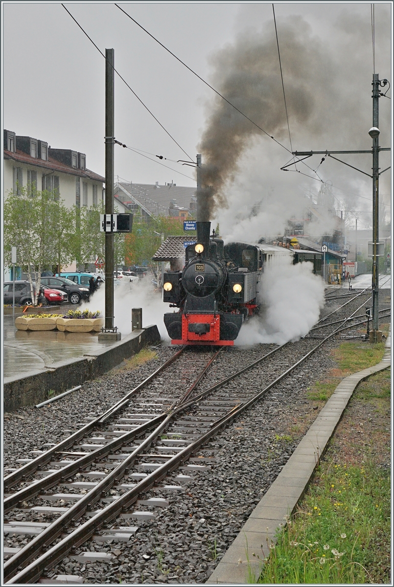 Die Blonay-Chamby G 2x 2/2 105 verlässt mit ihrem Dampfzug nach Chaulin den Bahnhof von Blonay und die Fahrt war heute Wetterbedingt ein ganz besonders Erlebnis: Dampf und Rauch später auch Nebel hüllen den Zug auf der Fahrt nach Chaulin ein, die aussen von Regentropfen bedeckten Fenster laufen an, so dass nur Bruchstückweise die vorbeiziehende Landschaft wahrgenommen wird, um so mehr verzaubert die angedeutete Ambiente die Fahrt in ein gediegenes schon fast mystisches Erlebnis. Von Schienenstoss zu Schienenstoss scheint man in eine längst vergangen Zeit einzutauchen und erlebt einen wahren Genussmoment der ganz besonderen Art. 

1. Mai 2021