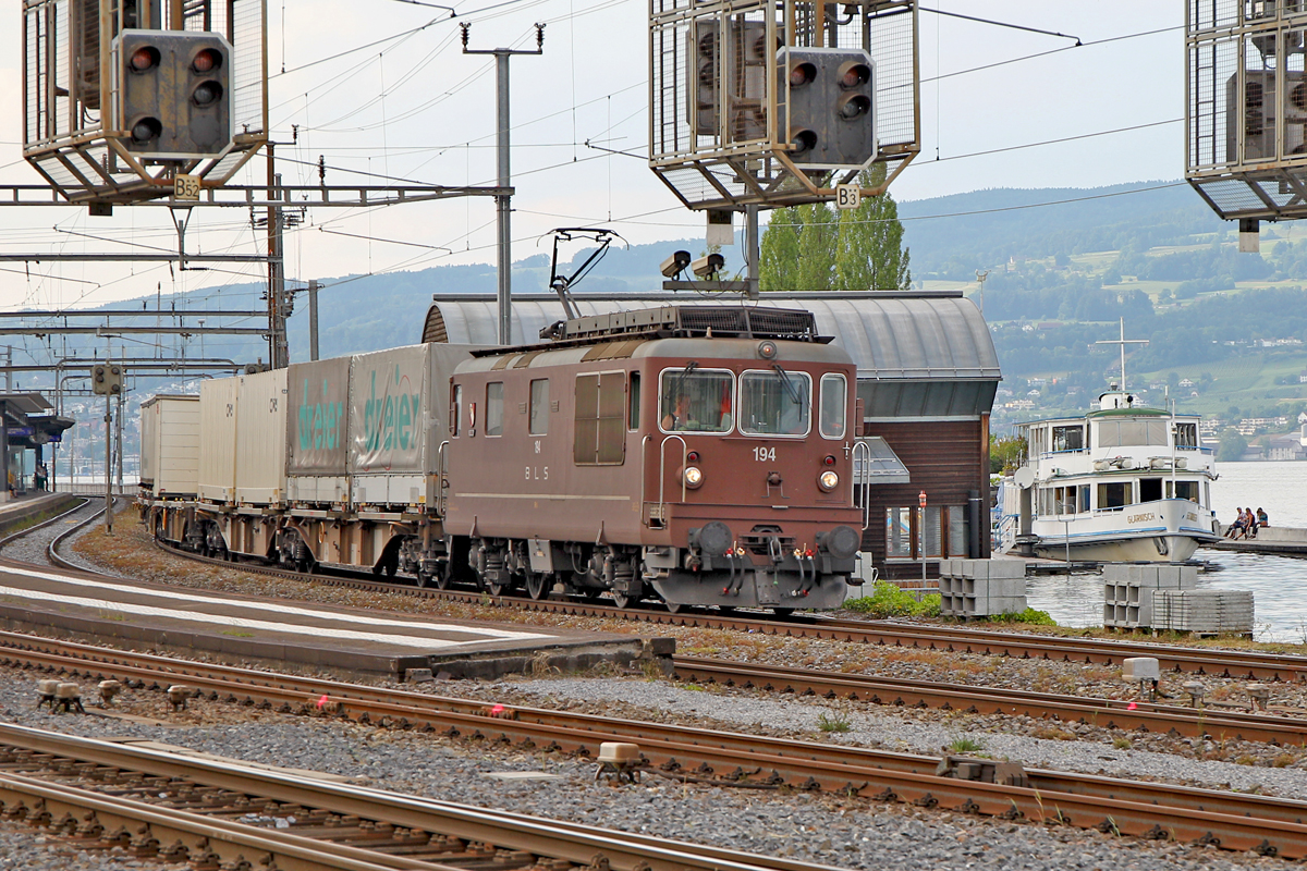 Die BLS 425 194 Thun fährt mit einem Containerzug im Bf Wädenswil ein und begegnet dabei der MS Glärnisch am 19.6.2014