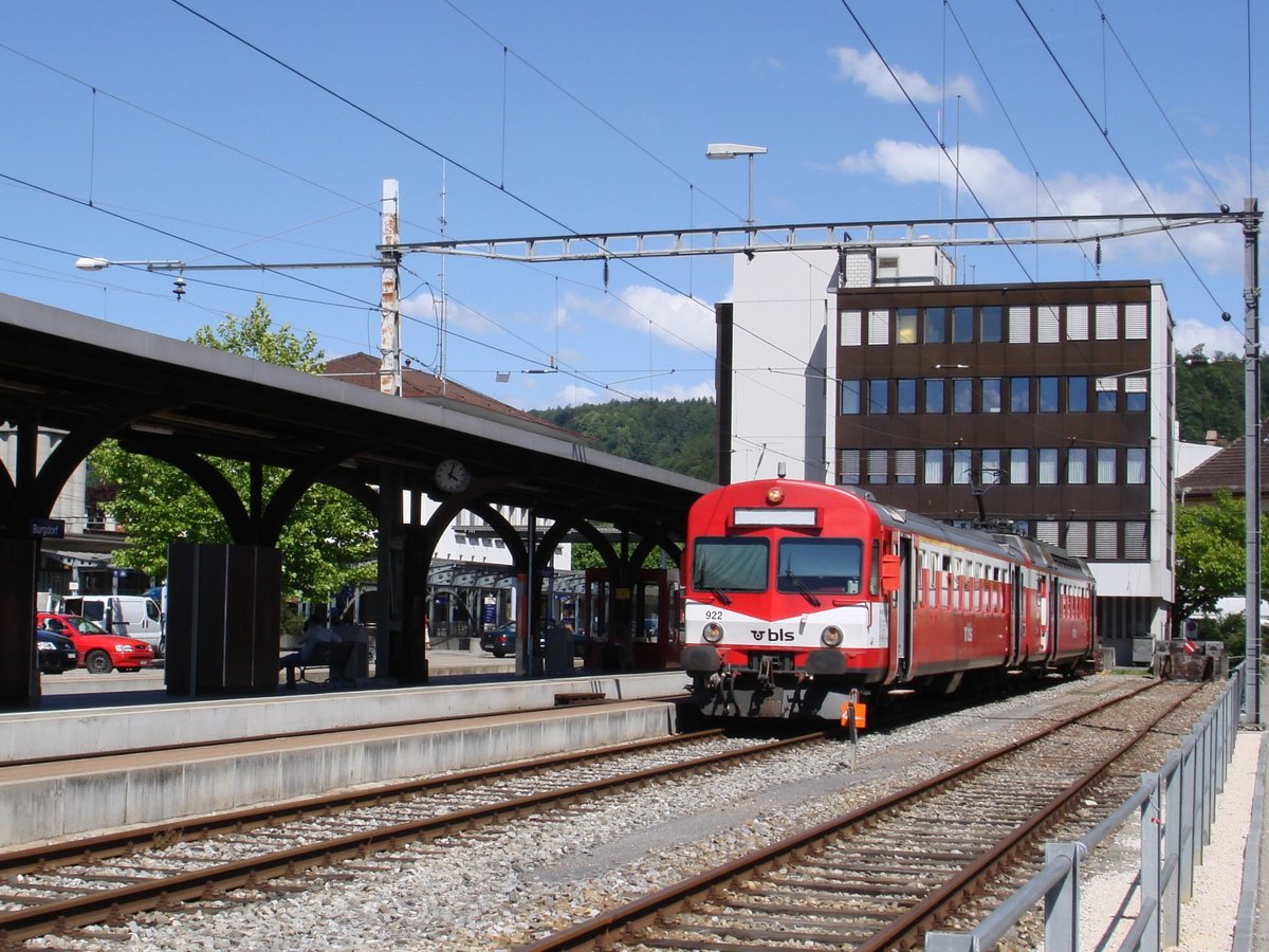 Die BLS-ABt 922 und RBDe 566 222 (heute CJ) warten am 7. Juli 2007 im alten EBT-/RM-Bahnhof Burgdorf bei offensichtlich warmem Wetter auf ihren nächsten Einsatz.