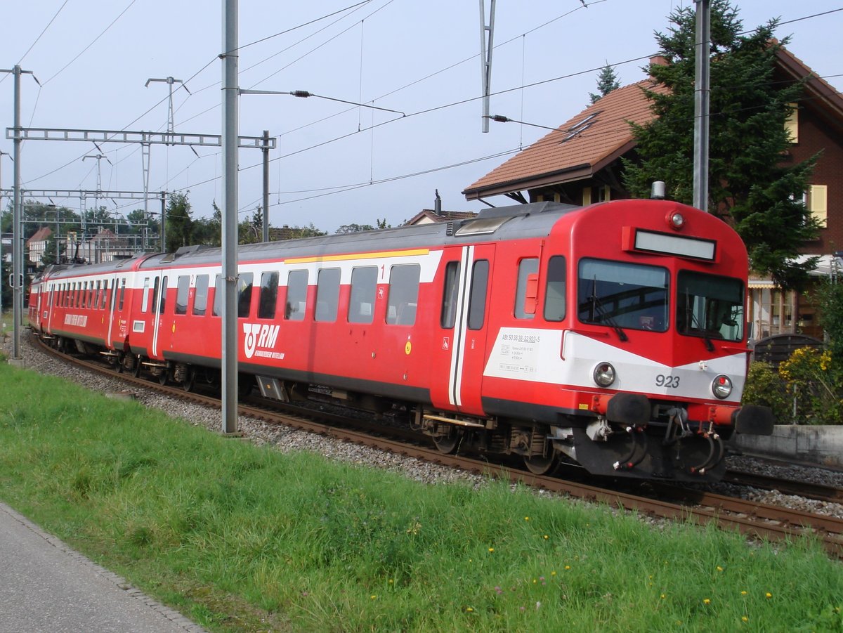 Die BLS-ABt 923, ein Zwischenwagen B sowie der RBDe 566 223 (alle noch mit RM-Beschriftungen) warten am 28. September 2006 vor der Einfahrt Burgdorf die Ausfahrt eines anderen Zuges Richtung Hasle-Rüegsau ab.