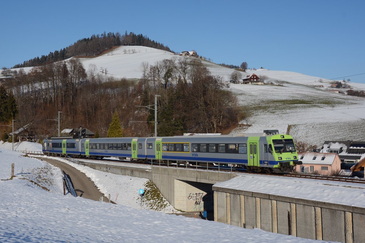 Die BLS ABt 931, B 524 und RBDe 566 231 am 8. Januar 2021 als Regio 6425 bei Biglen.
