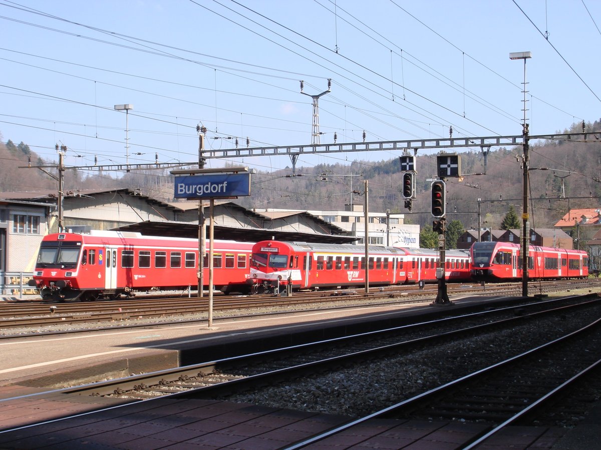 Die BLS-ABt 935, 921 sowie RABe 526 282 (alle noch mit RM-Beschriftungen) am 9. April 2007 in der Abstellgruppe im Bahnhof Burgdorf.