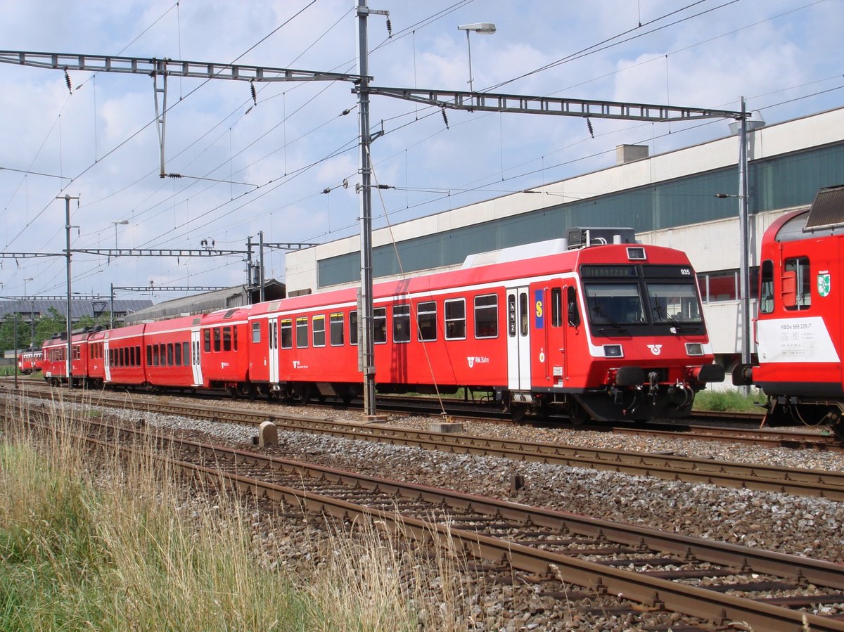 Die BLS ABt 935, B Jumbo 522, RBDe 566 235 (noch mit RM-Beschriftungen) am 7. August 2006 beim Depot Oberburg (Fotostandort im öffentlich zugänglichen Bereich).