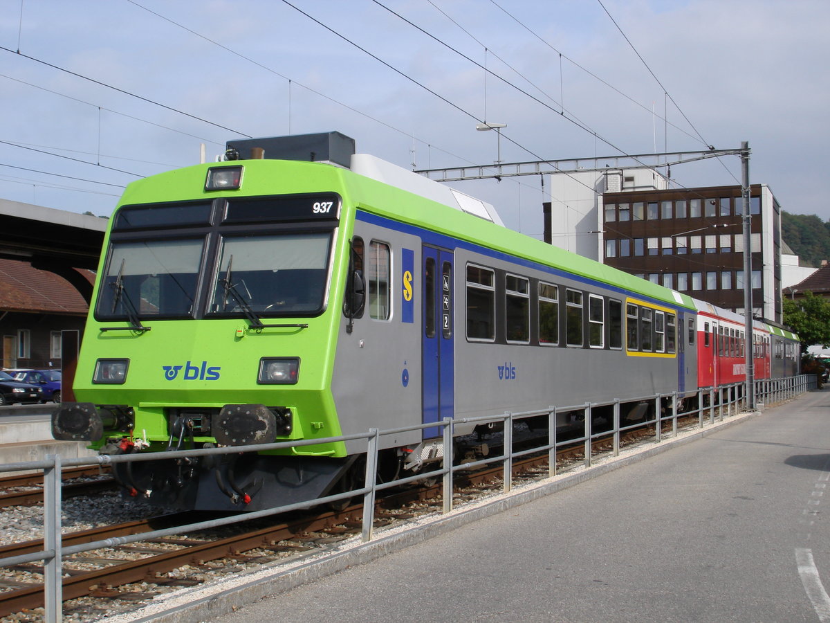 Die BLS ABt 937 und RBDe 566 237 erhielten als erste ehemalige RM-Fahrzeuge den BLS-Anstrich, allerdings leicht abweichend ohne blauen Streifen, dafür mit einem grünen Streifen unter dem Dach sowie blauen Türen. Diese Lackierung blieb ein Versuch und wurde bei keinen weiteren Fahrzeugen verwendet. Die beiden Fahrzeuge wurden später ans gewohnte BLS-Design angeglichen. Das Bild zeigt die ABt 937 und RBDe 566 237 mit dem noch nicht umlackierten Zwischenwagen B 586 am 16. September 2006 abgestellt im alten EBT-/RM-Bahnhof Burgdorf.