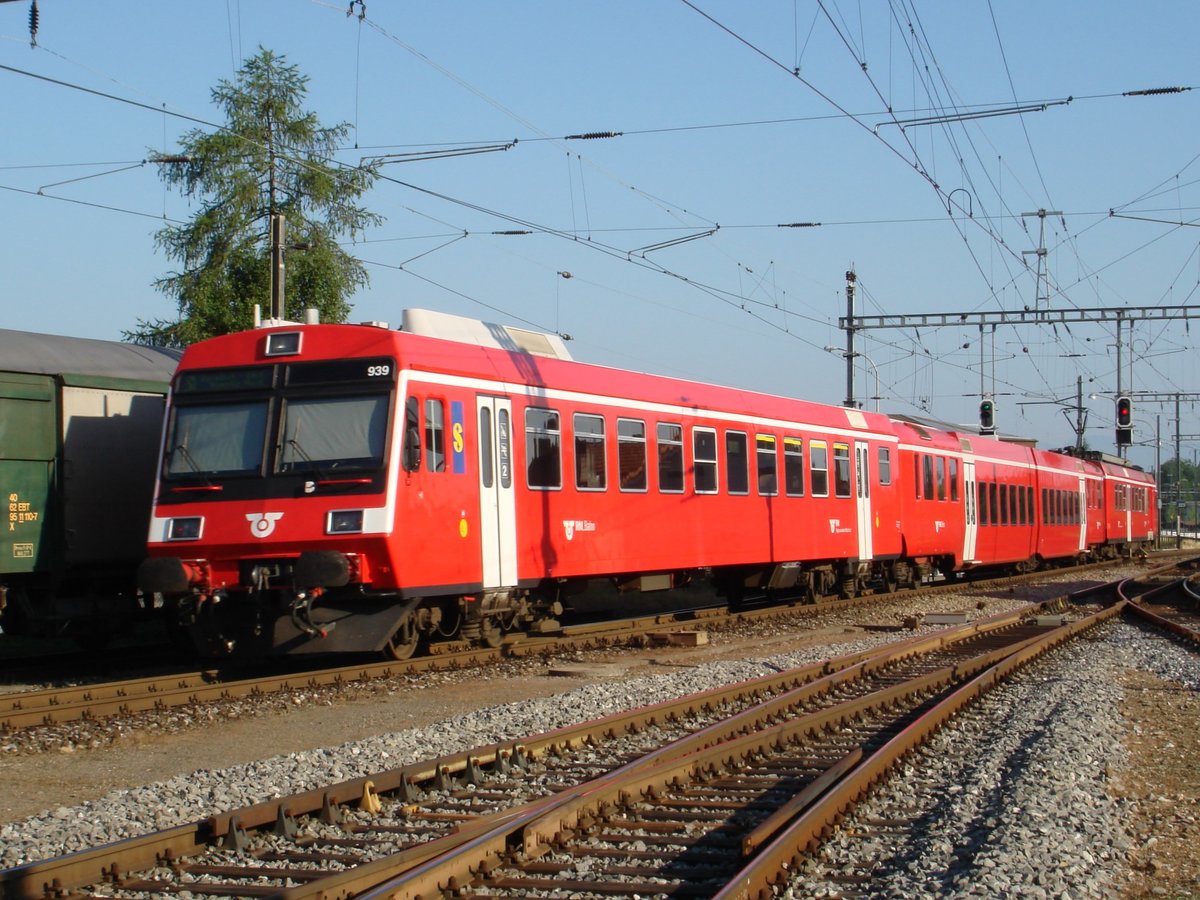 Die BLS ABt 939 und RBDe 566 239 mit einem B Jumbo, noch mit RM-Beschriftungen, am 1. Juli 2006 als S4 Richtung Burgdorf-Bern-Bümpliz Nord in Oberburg.