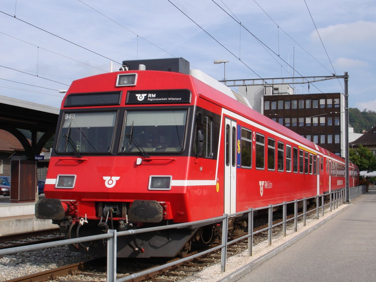 Die BLS ABt 940, ein B Lego sowie der RBDe 566 240 (alle noch mit RM-Beschriftungen) am 28. September 2006 abgestellt im alten EBT-/RM-Bahnhof Burgdorf. Der ABt 940 trug im Bereich des Führerstands ein leicht von den anderen RM-Fahrzeugen dieser Serie abweichendes Design.