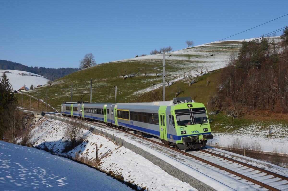 Die BLS ABt 942, B 514 und RBDe 566 242 am 8. Januar 2021 als Regio 6629 zwischen Walkringen und Biglen.
