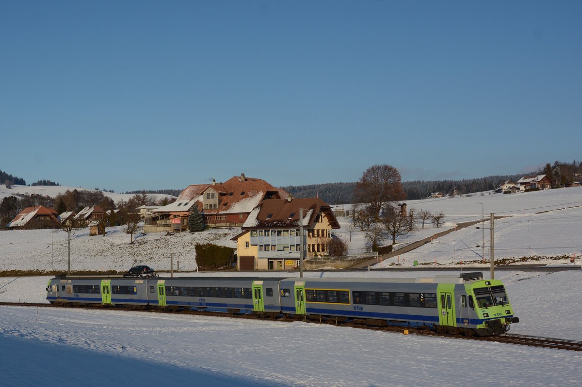 Die BLS ABt 942, B 514 und RBDe 566 242 am 8. Januar 2021 als Regio 6628 bei Biglen.