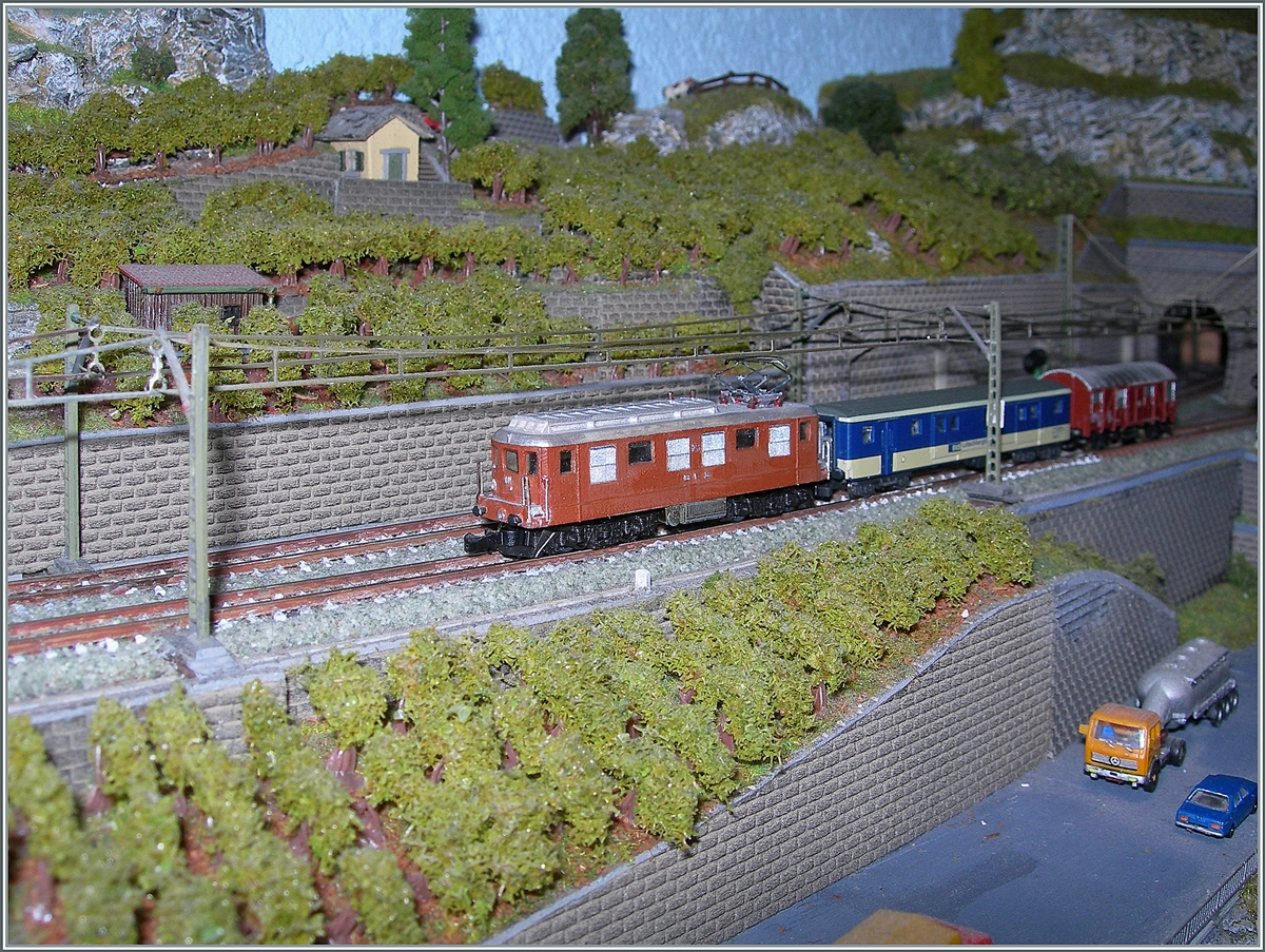 Die BLS Ae 4/4 251 ist mit einem Schnellgut Zug auf meiner Spur Z mini Club Anlage unterwegs. 

8. Februar 2021