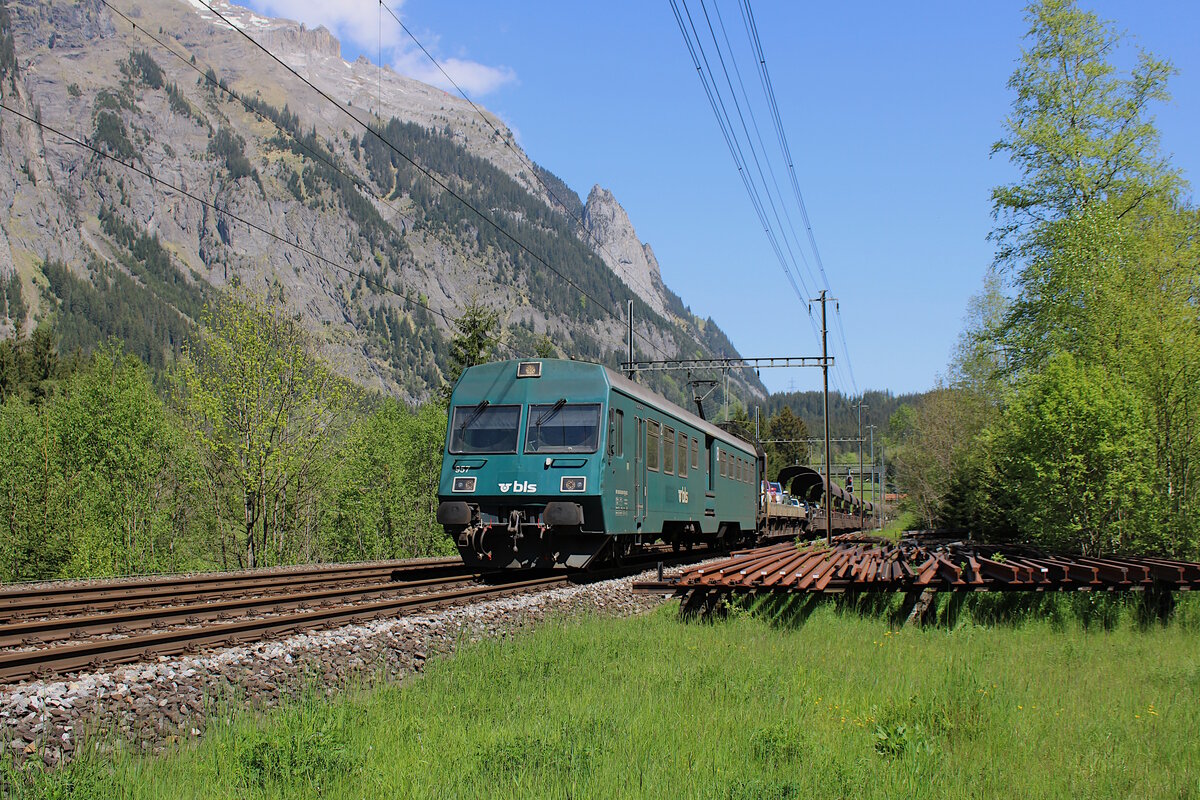 Die bls Autoverlad ist auf dem Weg von Kandersteg nach Goppenstein und wird in Kürze in den Lötschbergtunnel einfahren. (26.05.2023)