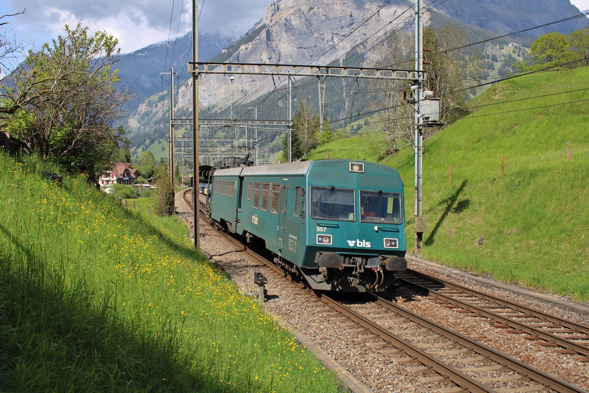 Die bls Autoverlad verlässt Kandersteg zur Fahrt nach Goppenstein. (26.05.2023)