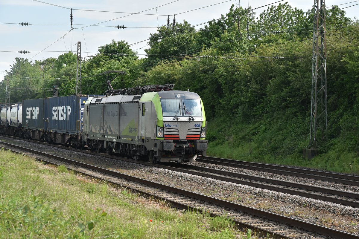 Die BLS-Cargo 406 kommt mit einem Kastelzug durch Sechtem gefahren am heutige Nachmittag. Freitag den 17.5.2019