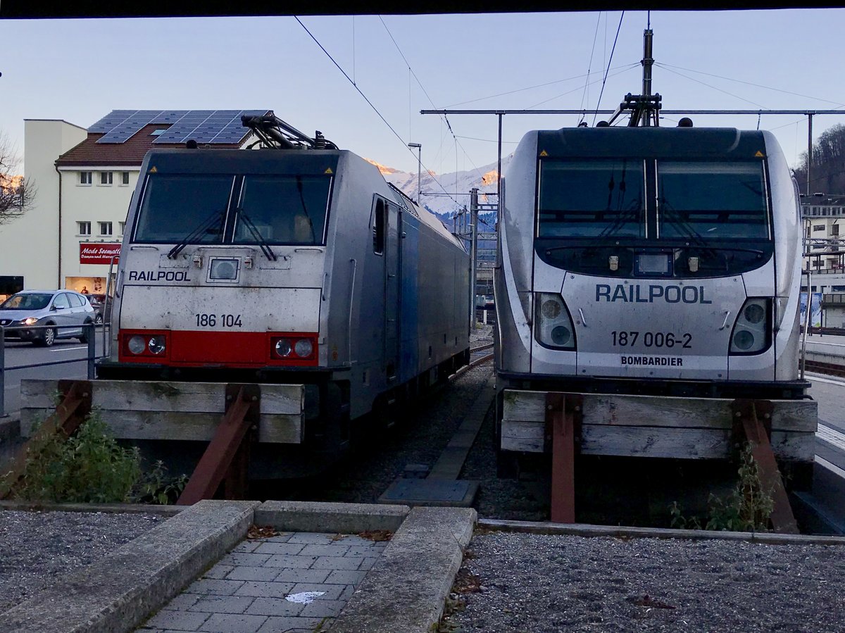 Die BLS Cargo Br 186 104 die bei der Railpool gemietet wird mit der Br 187 006 von Railpool zusammen am 28.1.18 beim Bhf Spiez abgestellt.