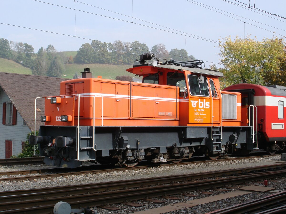 Die BLS-Ee 936 132-0 (ehemals RM/EBT, Baujahr 1991) steht am 28. Oktober 2007 abgestellt im Bahnhof Huttwil.