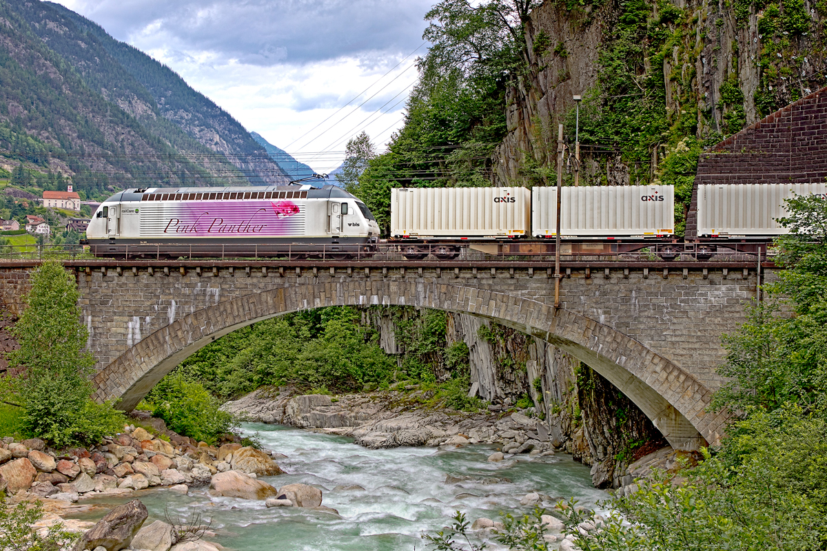 Die BLS Elektrolomotive 465 017-2  Pink Panther  donnert mit einem KLV Zug aus dem Wattinger Kehrtunnel auf die untere Wattinger Brücke hinaus.Bild Wassen Juni 2015