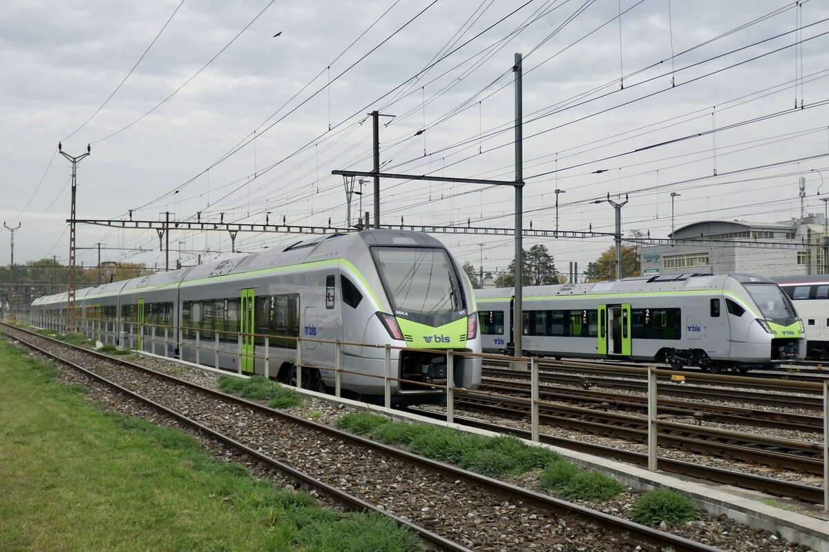 Die BLS MIKA RABe 528 117 trifft am 20.10.22 den RABe 528 122 beim Weyermannshaus.