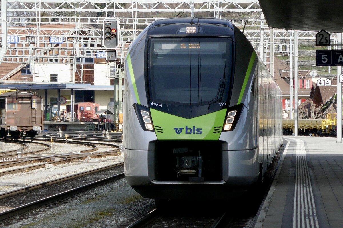 Die BLS MIKA RABe 528 119 am 16.3.23 bei der Einfahr in Spiez.