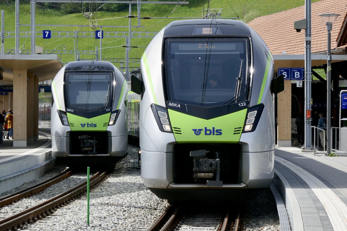 Die BLS MIKA RABe 528 117 der später als GPX Ersatzzug nach Interlaken fährt mit dem RABe 528 122 der gleich wieder als Regio nach Spiez und RegioExpress weiter nach Bern fährt, am 19.5.23 im Bahnhof Zweisimmen.