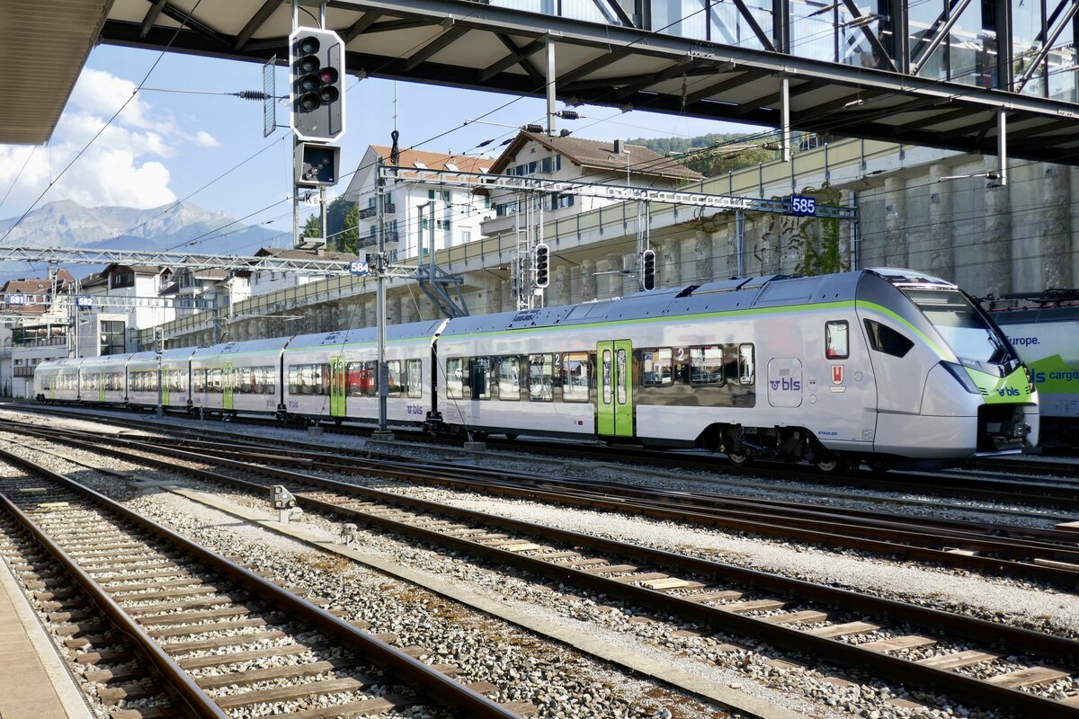 Die BLS MIKA RABe 528 122  Erlenbach im Simmental  die am vergangenen Samstag getauft wurde (am 19.8.23) steht am 21.8.23 im Bahnhof Spiez abgestellt.
