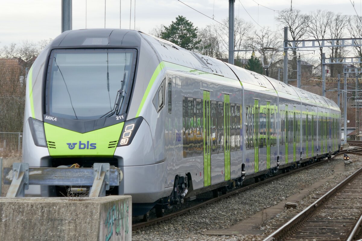 Die BLS MIKA RABe 528 211 (Übernahme 23.02.24, aus Betrieblichen Gründen aber schon seit 08.02.24 eingesetzt) am 14.2.24 beim Bahnhof Burgdorf abgestellt.