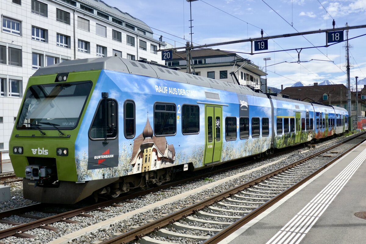 Die BLS NINA RABe 525 015 mit der Gurten Vollwerbung am 5.4.24 beim Bahnhof Thun abgestellt.